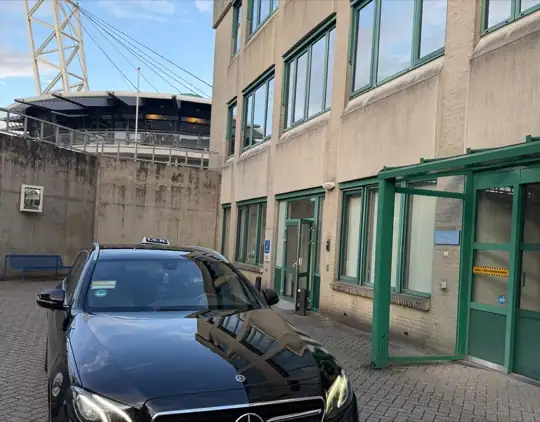 Taxi van Taxi TCN voor ziekenhuisvervoer bij het CWZ in Nijmegen