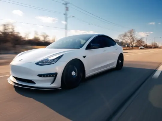 Elektrische taxi, witte Tesla